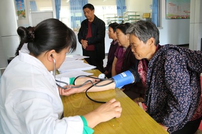 九師一六五團(tuán)為65歲以上老人開展免費(fèi)健康體檢活動(dòng)